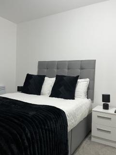 Balcony view Deluxe 2 Bed AO arena & Victoria Stn - 6