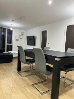 Balcony view Deluxe 2 Bed AO arena & Victoria Stn - 2