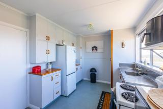 Foxton Beach Bach 5 Star Location 2 Min Walk To Beach New Furnishings BBQ - 7