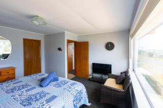 Foxton Beach Bach 5 Star Location 2 Min Walk To Beach New Furnishings BBQ - 8