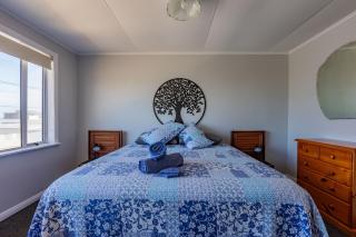 Foxton Beach Bach 5 Star Location 2 Min Walk To Beach New Furnishings BBQ - 6