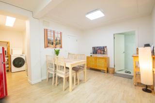 5 minutes walk from Itaewon Station # 2 Queen size beds # Emotional accommodation - 5