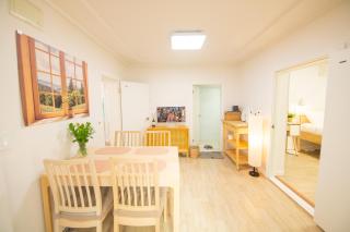 5 minutes walk from Itaewon Station # 2 Queen size beds # Emotional accommodation - 3