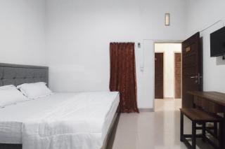 RedDoorz at Qaireen Living Jambi - 0