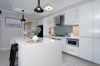 30 Modern & Quiet Retreat -Walk to Dining & Shops - 6