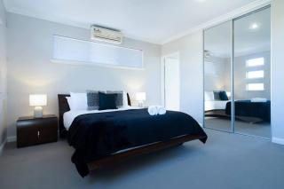 30 Modern & Quiet Retreat -Walk to Dining & Shops - 3