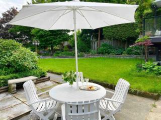 Bright Spacious 3 BR Garden Suite, 4 Queen beds, Fully equipped, Highly recommended by 229 happy groups - 5