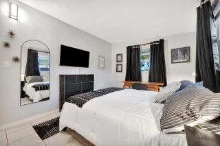 Firepit, Bikes & BBQ! Sleeps 10, 12 mins to Beach! - 1