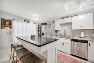Firepit, Bikes & BBQ! Sleeps 10, 12 mins to Beach! - 0