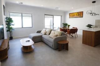 Modern Private Townhouse Close to City & Transport - 0