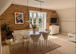 Beautiful villa apartment close to city, beach, ferry, etc - 0