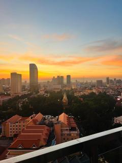 City & River Views near Royal Palace and Watphnom - 0