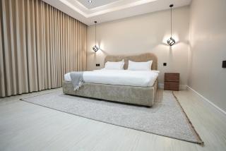 شقة فاخرة بتصميم أنيق ومميز - 4