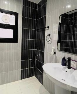 شقة فاخرة بتصميم أنيق ومميز - 1