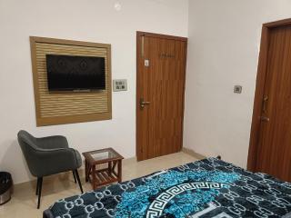 HOTEL UNIQUE KOMFORT - 3 mins walk from golden temple - 7