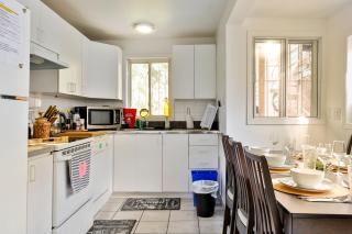 250 METERS to METRO BERRI UQAM - Spacious fully equipped APARTMENTS - 1 FREE PARKING per unit - in-unit Washer & Dryer - fully stocked KITCHEN - WORKSPACE PROVIDED - FAST WIFI - 5 minute walk to the FAMOUS ST CATHERINE & ST DENIS STREET - 6