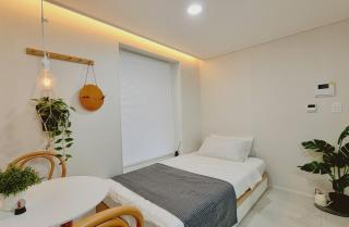 Cozy Studio Blanc Near KSPO Dome - 0