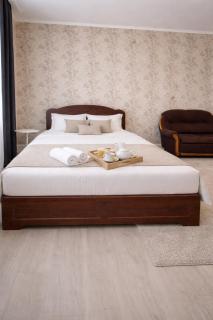 118 ТОП ЛОКАЦИЯ для НЕКУРЯЩИХ 2-х для компании из 1-5 человек с 2мя кроватями и 1местным диваном - 0