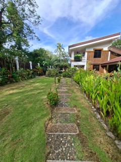 The English Filipina Secret Garden Resort - 1