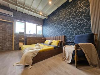 8-Bedroom Penthouse Apartment, 300m2 in a bustling location - 8