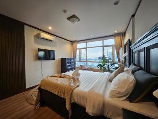 8-Bedroom Penthouse Apartment, 300m2 in a bustling location - 3