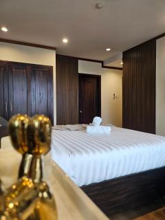 8-Bedroom Penthouse Apartment, 300m2 in a bustling location - 1