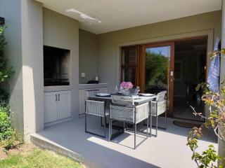 The Whale Tale - 2BD Pool & 800m to Solar Beach - 3