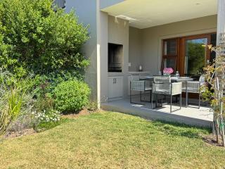 The Whale Tale - 2BD Pool & 800m to Solar Beach - 2