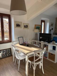 Castle Apartment with Lake View - 9