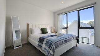 Brand -New Spacious Home in Central AKL - 8