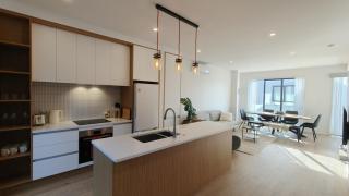 Brand -New Spacious Home in Central AKL - 7