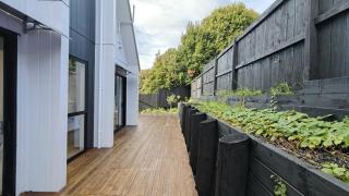 Brand -New Spacious Home in Central AKL - 5