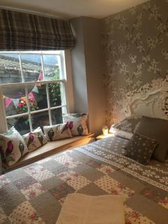 Georgian city apartment at Thomas Street double bedroom and two single trundle beds - Bath - 9