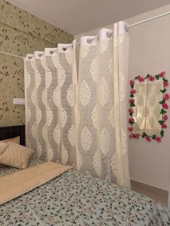 The Golden Hour Home - stylish 1BHK W-Balcony - 9