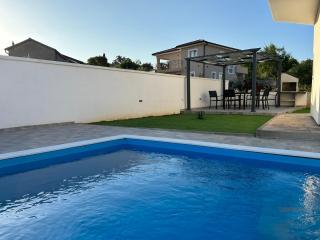 KRK, VILLA SOTTOVENTO WITH POOL, 8p - 1