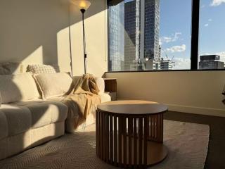 Brand -Melbourbe CBD Apt w skyline view - 7