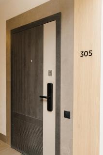 Luxury Airport Studio with Balcony Cozy & Modern - 9