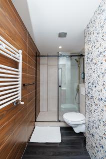 Luxury Airport Studio with Balcony Cozy & Modern - 8