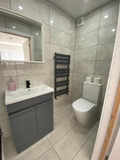 Luton City Retreat - Spacious 3 Bedroom Apartment - 1