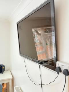 Luton Retreat - Spacious Ground Floor Family Apartment with Free Parking near Luton Airport - 2