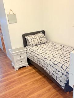 Luton Retreat - Spacious Ground Floor Family Apartment with Free Parking near Luton Airport - 8