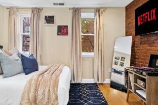 Luxury DC Rowhouse with Rooftop Firepit & Private Hot Tub- Near U Street & Logan Circle - 9