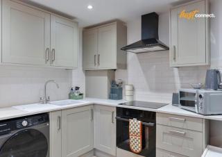 2 Bed Flat in Airdrie I Sleeps 4 I Parking - 7