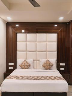 When In Gurgaon - ARTEMIS HOSPITAL 1 Min Walk, FORTIS & MEDANTA 4 Mins Drive - 6