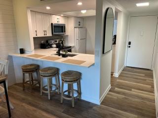 Inviting 2-Bed Sarasota Retreat, golf course view - 4