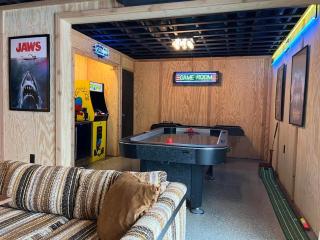 70s Retro Escape Hot Tub, Sauna & Arcade Games - 7