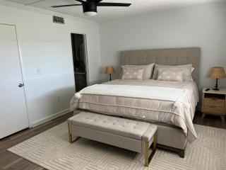 Inviting 2-Bed Sarasota Retreat, golf course view - 6