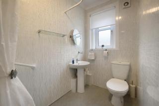 Stylish 2-Bed Apartment in Greenock - Sleeps 6 - 6