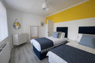 Stylish 2-Bed Apartment in Greenock - Sleeps 6 - 4