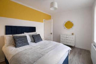 Stylish 2-Bed Apartment in Greenock - Sleeps 6 - 3